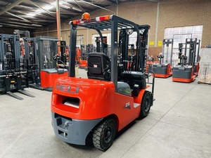 Nouvelle batterie au plomb diesel de chariot élévateur RWD utilisation solide de construction de pneus - Product Image 5