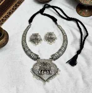 Conjunto de collar Varmala Hasli de aspecto de plata tradicional, joyería india con acabado oxidado antiguo para festivales, funciones culturales - Product Image 2