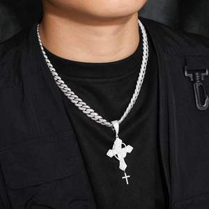 Pendentif Croix Mains Pliées en Moissanite de Laboratoire RITZIN avec Croix Suspendue en Argent Sterling - Product Image 1