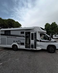Encuentra autocaravanas Hymer Premium similares a la iconica, con interiores de alta calidad y a precios asequibles. - Product Image 4