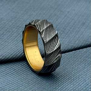 Anneau de lame en acier damas ondulé fait à la main avec manchon en laiton bande de couple esthétique pour lui fabricant direct - Product Image 2