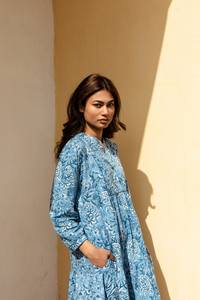 ชุดเดรสลายดอกไม้สไตล์โบฮีเมียน Lilamrita ผ้าฝ้ายแท้พิมพ์ลายด้วยมือ สีฟ้าขาว สวมใส่สบายๆ ในฤดูร้อน - Product Image 6