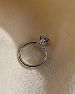 Bague solitaire en diamant de laboratoire de taille ronde, conçue comme une alliance intemporelle pour fiançailles et mariage, fabriquée avec un diamant de 1,50 carat. - Product Image 3