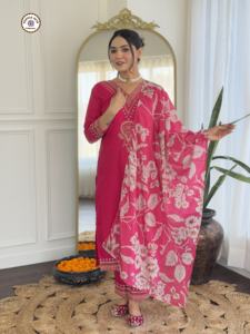 Rayón Kurti de calidad superior con pantalón a juego para oficina y ropa informal disponible a los mejores precios de la India - Product Image 3