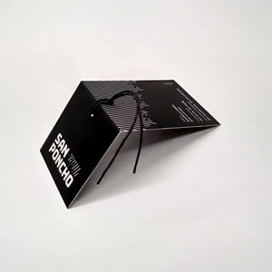 Etiqueta colgante de tacto suave con estampado UV con prueba de huellas dactilares, resistente a los arañazos, sensación de terciopelo, acabado mate, etiqueta oscilante para ropa - Product Image 2