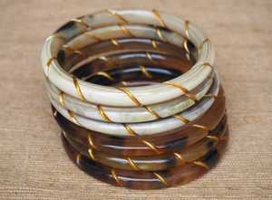 Bracelets artisanaux de style classique en corne sculptée et façonnée en douceur pour les occasions de cadeaux - Product Image 4