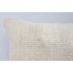 Coussin patchwork en laine Kilim turque beige à rayures subtiles de 16x24 pouces tissé avec un motif vintage - Product Image 2