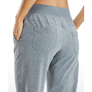 Pantalon femme coupe droite élégante, conçu pour une liberté de mouvement, au design épuré et d'une allure moderne raffinée. - Product Image 4