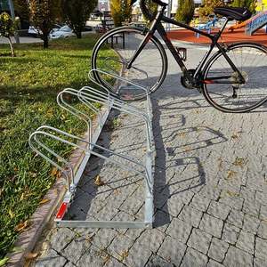 Support de stationnement vertical pour vélos en acier galvanisé ECO, six emplacements, 210 x 40 cm, avec barre de stationnement - Product Image 3
