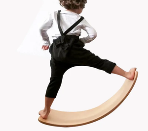 Planche d'équilibrage en bois du Vietnam Planche à courbe naturelle pour enfants et adultes, idéale pour l'entraînement à l'équilibre et le jeu - Product Image 4