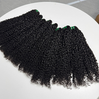 Extensiones de cabello humano rizado tipo pixie, color negro natural, textura suave y con volumen en las puntas, para la elaboración de pelucas.