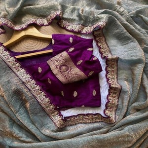 Saree en soie pure riche et douce avec effet bicolore et bordure de travail à paillettes assortie à un chemisier en soie Dola contrasté - Product Image 5
