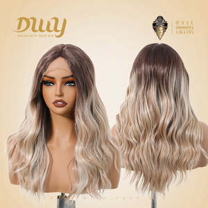 Perruque synthétique sans colle May-DWY avec dentelle transparente, raie au milieu, bouclée, couleur blonde ombrée - Product Image 3