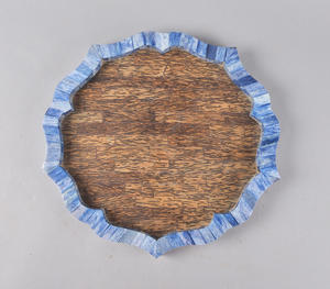 Plateau de service rond de luxe fait à la main avec une bordure festonnée en incrustation d'os bleu vif et une base en bois texturé naturel de qualité supérieure - Product Image 2