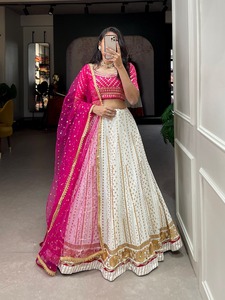 Este trabajo de lentejuelas Premium lehenga envuelve la belleza de la tela Georgette con el encanto etéreo de la combinación profunda que golpea - Product Image 3