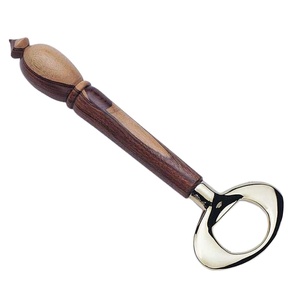 Ouvre-bouteille de bière décorative faite à la main en or ouvre-bouteille en Aluminium de forme personnalisée avec poignée en bois fournisseur - Product Image 1