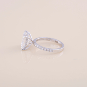 Anillo de compromiso con diamante cultivado en laboratorio de corte princesa de 1.00 ct y banda pavé redonda de 0.49 ct en oro blanco de 14 quilates - Product Image 3