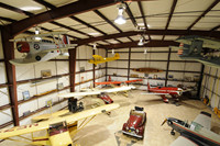 Hangar d'avion préfabriqué moderne en structure d'acier renforcé avec panneaux sandwich