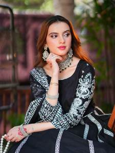 Ensemble Chaniya Choli traditionnel en velours de viscose noir de style cachemire avec dupatta pour porter pendant le mois d'Eid et de Ramadan - Product Image 3