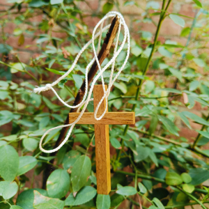 Collier pendentif croix en bois clair fait main avec cordon, bijou chrétien naturel élégant pour le quotidien et cadeau de Noël - Product Image 1