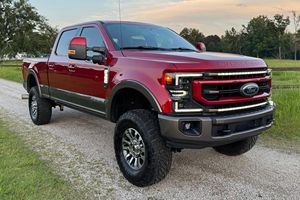 Ford F-350 Super Duty King Ranch 4x4 2020 d'occasion en bon état, 1 propriétaire, moteur V8 turbodiesel 6,7 litres, 4 roues motrices, Rapid Red - Product Image 2