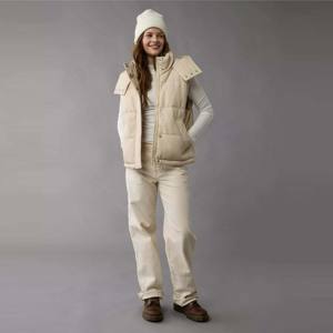 Gilet matelassé en coton confortable pour femmes, couleur ivoire, à capuche |   Veste sans manches tendance pour les activités de plein air - Product Image 1