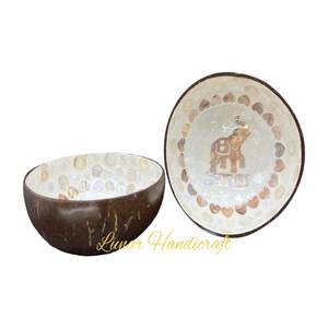 Mini ensemble de vaisselle en laque de noix de coco peinte à la main et légère aux couleurs personnalisables du Vietnam comprenant des bols et une cuillère - Product Image 3