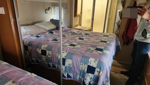 Camping-car d'occasion en excellent état, modèle D-U-T-C-H-M-E-N V-I-C-T-O-R-Y LANE 2005, haute performance, 36 pieds de long, charge utile de 2000 kg, couleur foncée, à vendre - Product Image 5