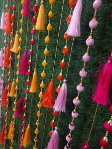 Guirnaldas de Borlas Multicolores Brillantes, Juego de 10, 20, 30, 40, 50 para Bodas Indias, Haldi, Mehndi, Borlas de Seda Coloridas - Product Image 3