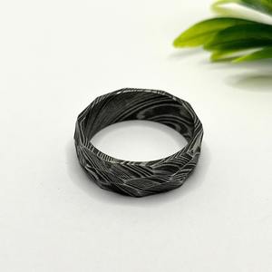 Damasco Acero ROCK Martillado Acabado Anillo Banda Hecho a mano Damasco Anillo Hombres Anillo de bodas. - Product Image 4