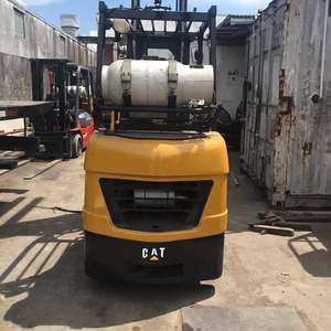Montacargas Usado CAT a Gasolina, 4x4, de Combustión Interna, con Mástil Elevador y Neumáticos Sólidos para Construcción - Product Image 1