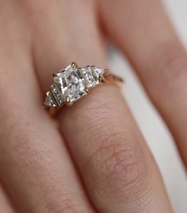 Anillo de compromiso con diamante cultivado en laboratorio de corte radiante con un peso total de 2.12 quilates, diamantes creados en laboratorio CVD, es un anillo impresionante y elegante. - Product Image 1