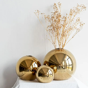 Vase de table élégant en aluminium plaqué or, design contemporain européen de luxe, décoration de mariage - Product Image 1