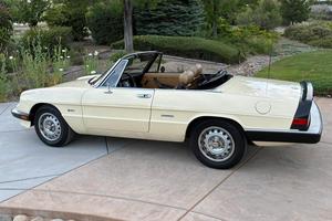 Alfa Romeo Spider Graduate 1987 d'occasion en excellent état, sans réserve, 1 propriétaire, boîte manuelle 5 vitesses, provenance Californie, couleur beige amande - Product Image 2