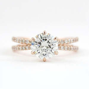 Anillo de diamante entrecruzado de moissanita de corte redondo para su elegante producto de joyería - Product Image 1