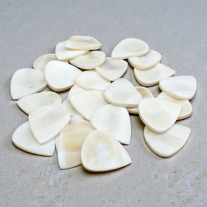 Paquete de Púas de Guitarra Hechas a Mano con Hueso de Camello, Púas Únicas y Raras, Accesorios Personalizados para Guitarras Acústicas, Bajos y Eléctricas - Product Image 1