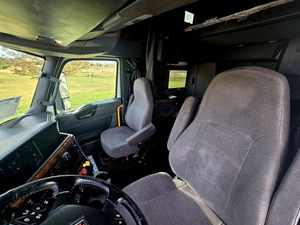 Camion semi-remorque d'occasion LT Sleeper 2021 le plus vendu - Toit surélevé de 73 pouces, 400 CV, boîte automatique 12 vitesses avec garantie - Product Image 2