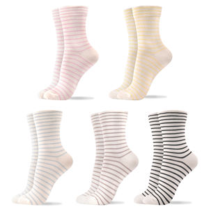 Chaussettes en coton tricoté respirantes pour femmes - Motif rayé Couleur pastel Chaussettes coréennes à usage quotidien - Product Image 1