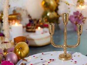 Élégant candélabre en argent à 5 bras parfait pour la décoration des vacances et les occasions spéciales ajoute une ambiance sophistiquée à n'importe quelle pièce - Product Image 3