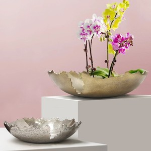 Ensemble de bols décoratifs en métal à bords organiques modernes or argent aluminium design texturé unique centre de table poli Art - Product Image 1