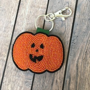 Porte-clés artisanal en perles de rocaille brodées avec fermeture éclair, idéal pour les cadeaux féminins et un toucher festif pour voitures et vélos - Product Image 1