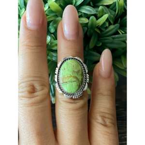 Anillo de Moda de Acero Inoxidable Hecho por Artesanos Navajo con Gaspeita Australiana y Engaste de Plata Esterlina, Talla 6, Elegante Idea de Regalo - Product Image 2