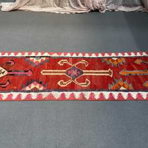 Tapis turc 2,5 x 10,6 pieds, tapis vintage, tapis à bordure rouge en laine - Product Image 5