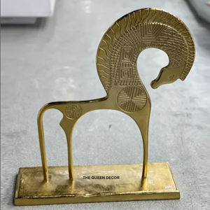 Sculpture décorative de feuille de designer en aluminium moderne avec base en marbre, finition dorée antique pour l'intérieur de la maison - Product Image 3