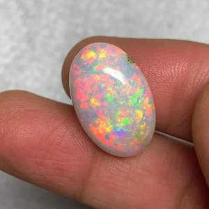 Ópalo Etíope Natural, Cabujón Ovalado, Certificado por Terceros, 11.44 Quilates, Efecto de Juego de Color/Fuego, para la Elaboración de Collares - Product Image 1