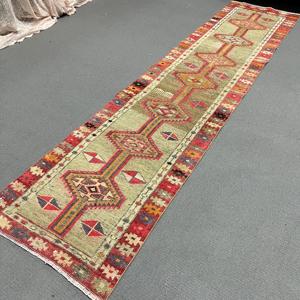 Alfombra vintage de 2.5x10.4 pies, alfombra turca de lana con diseño de plantas y árboles en tono rojo marrón - Product Image 4