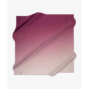 Écharpe carrée en satin de soie bordeaux avec motif léopard de créateur - Product Image 2