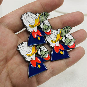 漫画アニメアヒル保持お金帽子ピンソフトエナメルカスタムメタルラペルピンバッジデザインあなた自身のカスタムメイドキャップピン - Product Image 1