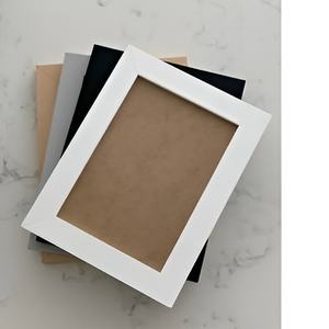 Cadre photo arrondi en bois massif moderne de qualité à l'exportation placé sur la table pour la décoration de la maison Cadres photo en MDF - Product Image 2