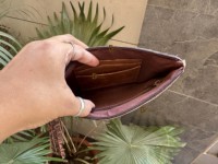 Dompet Kulit Sapi Asli Model Wrestle Clutch Warna Coklat dengan Ukiran dan Patch Kulit Sapi Berbulu Gaya Western